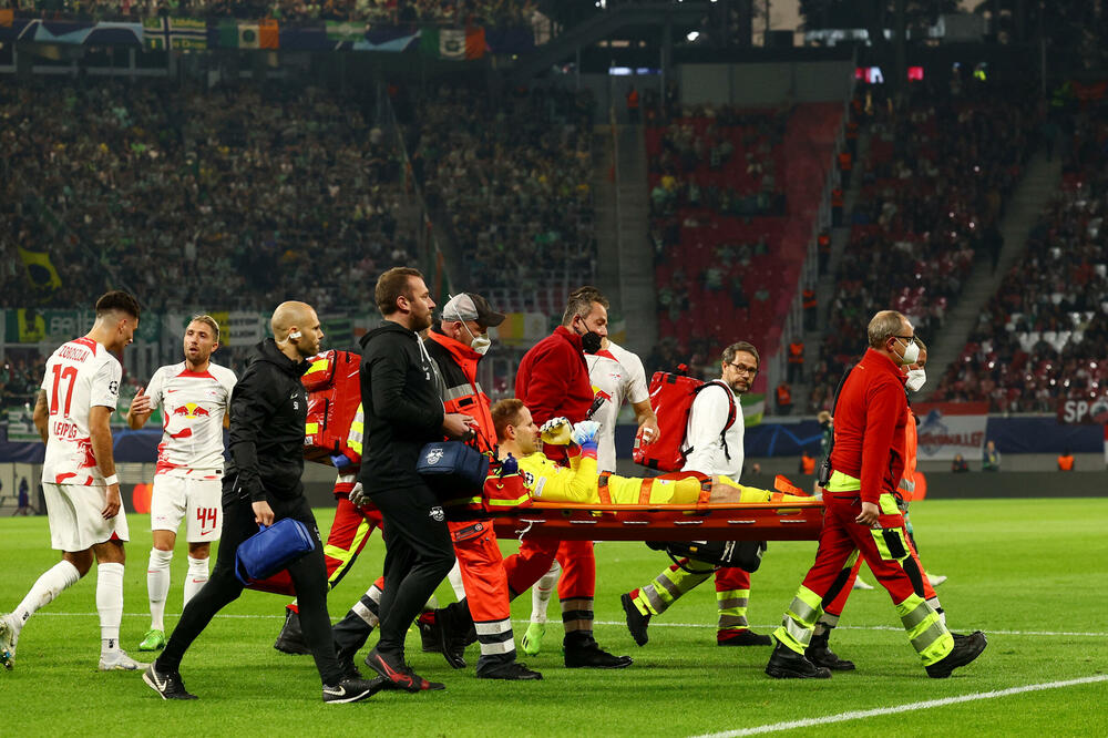 Gulačija iznose sa terena na sinoćnjoj utakmici, Foto: Reuters