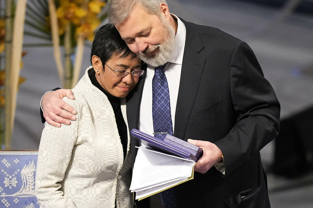 Marija Resa i Dmitrij Muratov na ceremoniji dodjele Nobelove  nagrade za mir u Oslu u decembru prošle godine, Foto: Beta/AP