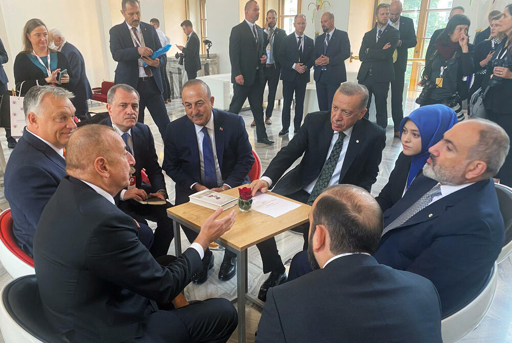 Erdogan sa šefom diplomatije Čavušogluom i liderima Azerbejdžana, Jermenije i Mađarske
