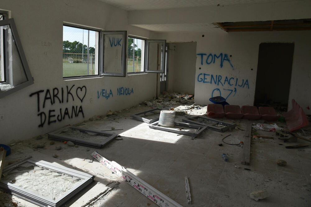 Demolirane prostorije namijenjene klubu penzionera na stadionu FK Kom na Zlatici, Foto: BORIS PEJOVIC