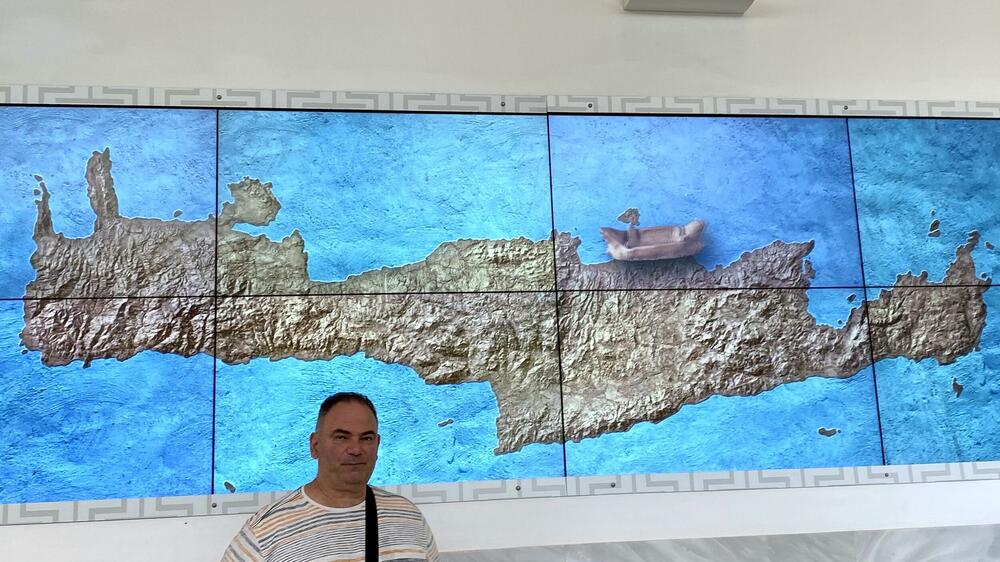 <p>Iraklio svako istorijsko poglavlje bilježi na drugom jeziku. Jedan od najstarijih gradova Evrope je, kažu, nastao na mjestu gdje je Herakleova stopa prvi put kročila na kritsko kopno. A evo i mene, poslije nekoliko milenijuma</p>