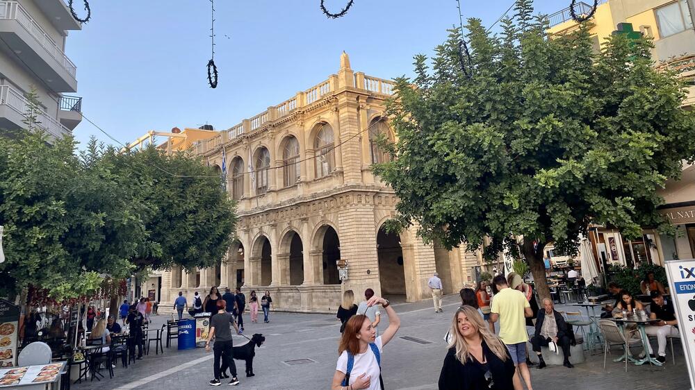 <p>Iraklio svako istorijsko poglavlje bilježi na drugom jeziku. Jedan od najstarijih gradova Evrope je, kažu, nastao na mjestu gdje je Herakleova stopa prvi put kročila na kritsko kopno. A evo i mene, poslije nekoliko milenijuma</p>