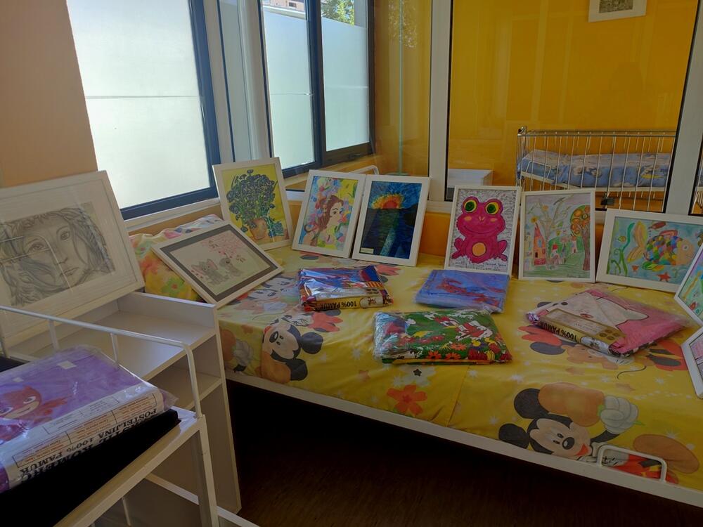 <p>Uručeno 90 posteljina i 27 slika koje su uradila talentovani mali likovnjaci iz ateljea „Dali“<br /> </p>