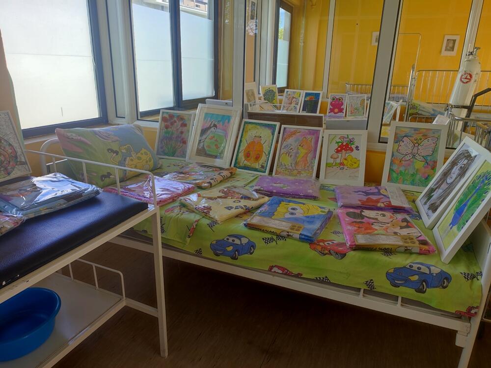 <p>Uručeno 90 posteljina i 27 slika koje su uradila talentovani mali likovnjaci iz ateljea „Dali“<br /> </p>