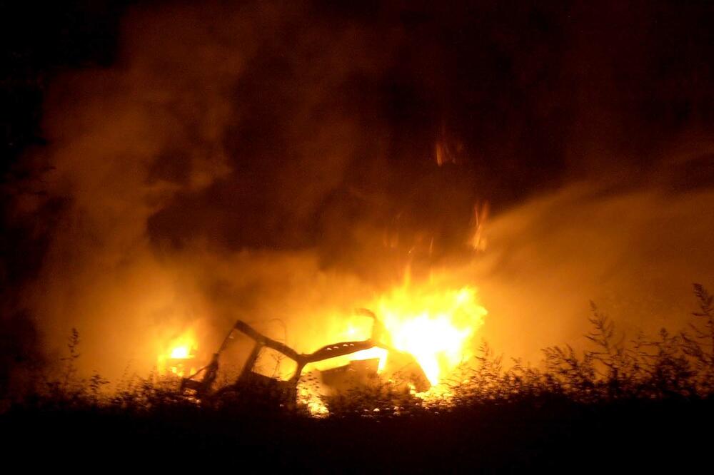 Džip zapaljen nakon ubistva policijskog inspektora Šćekića30. avgusta 2005. godine, Foto: Savo Prelević