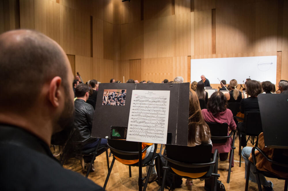 <p>"Imamo mnogo specijalista u društvu i oni su svi za sebe. Muzika može da digne ljude na rezonantnu platformu. Na toj platformi sve ide mnogo bolje. U tom svijetu nema titula"</p>