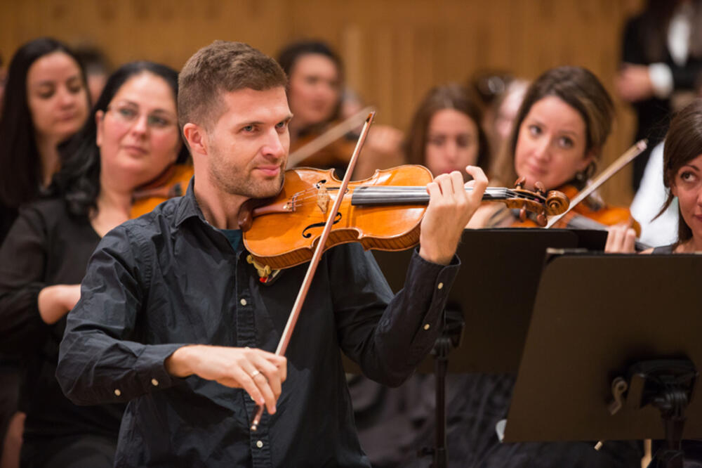 <p>"Imamo mnogo specijalista u društvu i oni su svi za sebe. Muzika može da digne ljude na rezonantnu platformu. Na toj platformi sve ide mnogo bolje. U tom svijetu nema titula"</p>