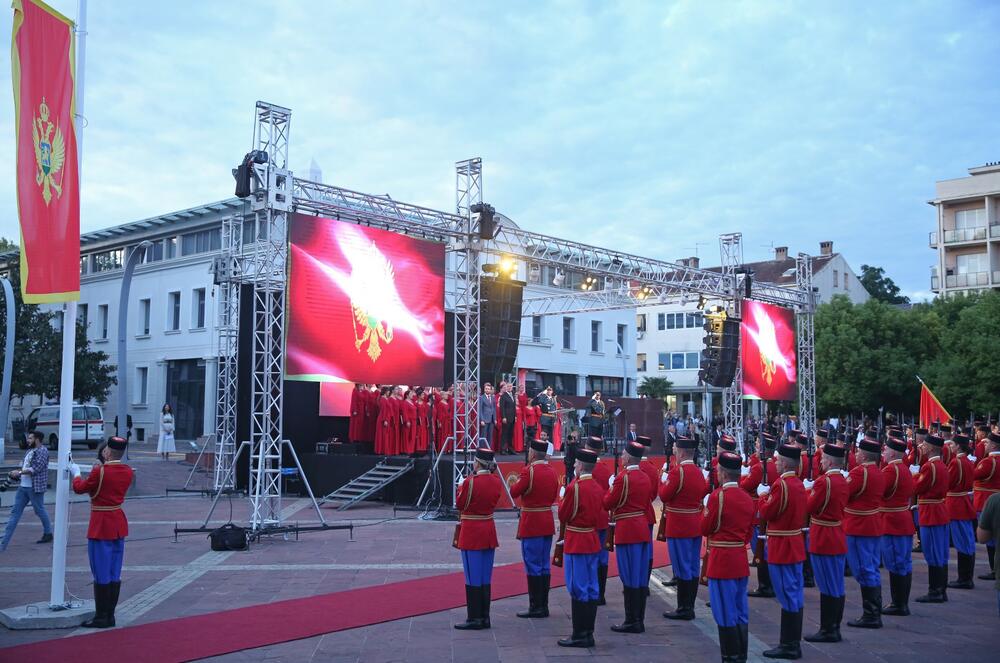<p>"VCG mora biti na visini izazova s kojima smo suočeni dajući doprinos sigurnosti građana i stabilnosti države, a zajedno sa bezbjednosnim sistemom u cjelini i stvaranju povoljnijeg ambijenta za privlačenje investicija i nesmetan razvoj biznisa, za brže sprovođenje reformi na putu evropskih integracija"</p>