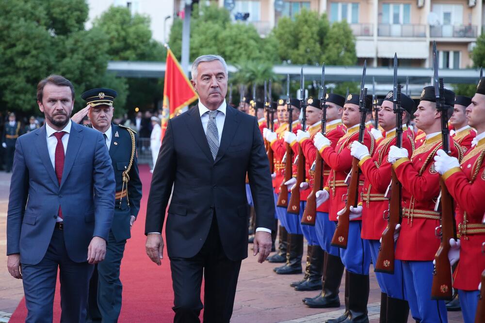 <p>"VCG mora biti na visini izazova s kojima smo suočeni dajući doprinos sigurnosti građana i stabilnosti države, a zajedno sa bezbjednosnim sistemom u cjelini i stvaranju povoljnijeg ambijenta za privlačenje investicija i nesmetan razvoj biznisa, za brže sprovođenje reformi na putu evropskih integracija"</p>