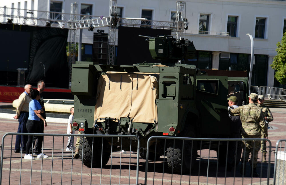 <p>Pored ministra odbrane govorio je i načelnik Generalštaba Vojske Crne Gore, brigadni general Zoran Lazarević, koji je poručio da je borba za slobodu bila obrazac trajanja i način života naših predaka, zbog čega smo danas slobodni, samostalni, sigurni, uvaženi i ponosni</p>