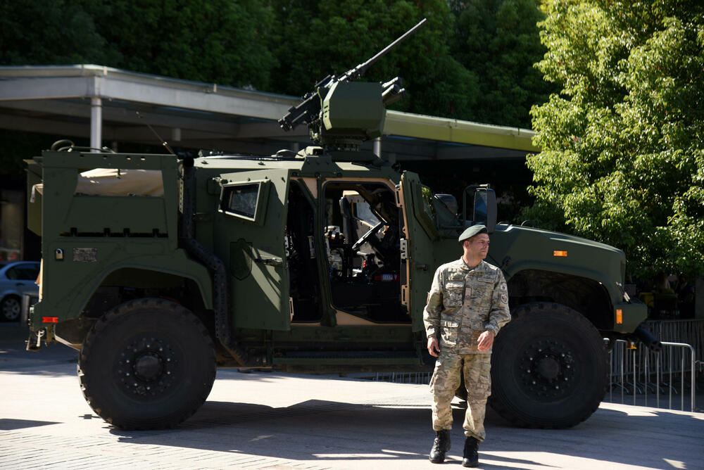 <p>Pored ministra odbrane govorio je i načelnik Generalštaba Vojske Crne Gore, brigadni general Zoran Lazarević, koji je poručio da je borba za slobodu bila obrazac trajanja i način života naših predaka, zbog čega smo danas slobodni, samostalni, sigurni, uvaženi i ponosni</p>