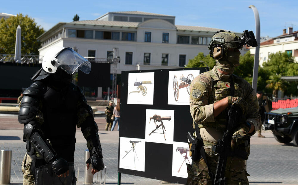 <p>Pored ministra odbrane govorio je i načelnik Generalštaba Vojske Crne Gore, brigadni general Zoran Lazarević, koji je poručio da je borba za slobodu bila obrazac trajanja i način života naših predaka, zbog čega smo danas slobodni, samostalni, sigurni, uvaženi i ponosni</p>