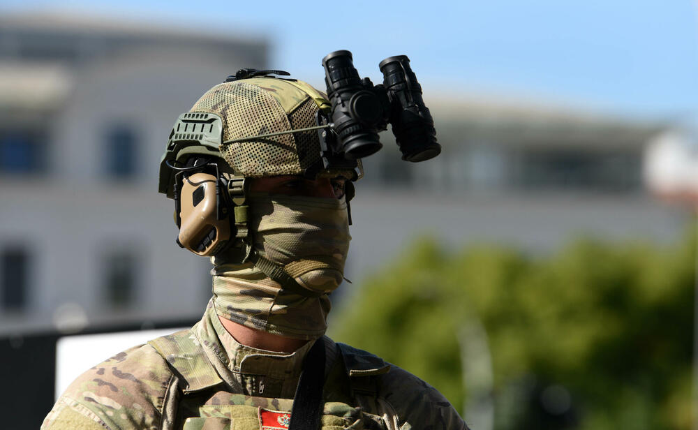 <p>Pored ministra odbrane govorio je i načelnik Generalštaba Vojske Crne Gore, brigadni general Zoran Lazarević, koji je poručio da je borba za slobodu bila obrazac trajanja i način života naših predaka, zbog čega smo danas slobodni, samostalni, sigurni, uvaženi i ponosni</p>