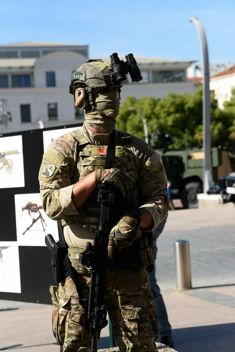 <p>Pored ministra odbrane govorio je i načelnik Generalštaba Vojske Crne Gore, brigadni general Zoran Lazarević, koji je poručio da je borba za slobodu bila obrazac trajanja i način života naših predaka, zbog čega smo danas slobodni, samostalni, sigurni, uvaženi i ponosni</p>