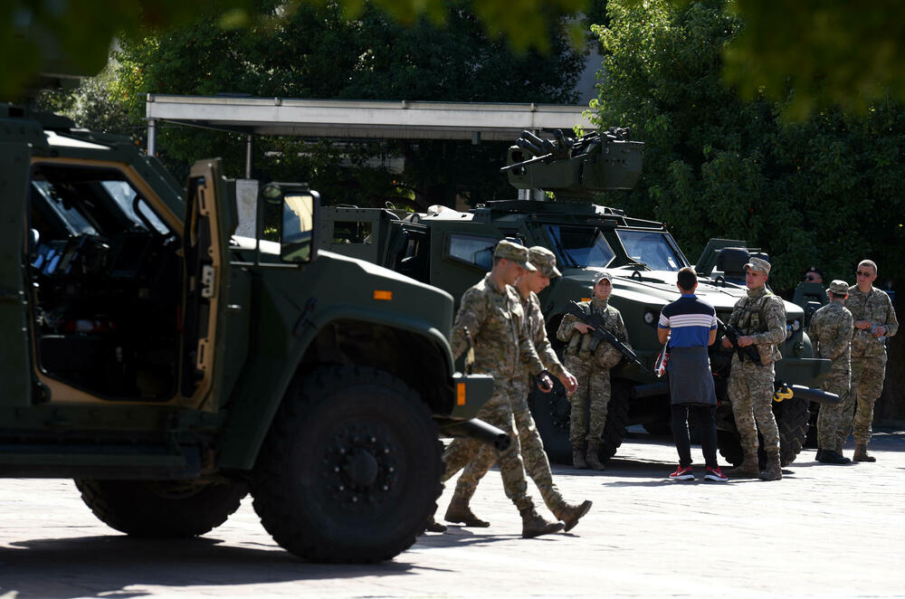 <p>Pored ministra odbrane govorio je i načelnik Generalštaba Vojske Crne Gore, brigadni general Zoran Lazarević, koji je poručio da je borba za slobodu bila obrazac trajanja i način života naših predaka, zbog čega smo danas slobodni, samostalni, sigurni, uvaženi i ponosni</p>