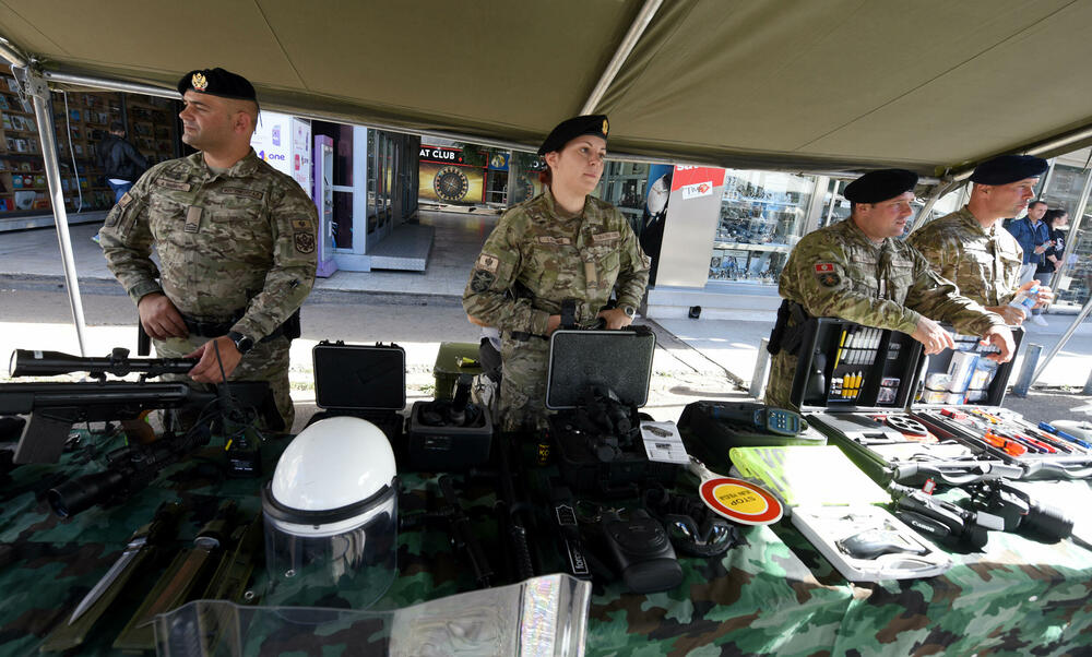 <p>Pored ministra odbrane govorio je i načelnik Generalštaba Vojske Crne Gore, brigadni general Zoran Lazarević, koji je poručio da je borba za slobodu bila obrazac trajanja i način života naših predaka, zbog čega smo danas slobodni, samostalni, sigurni, uvaženi i ponosni</p>