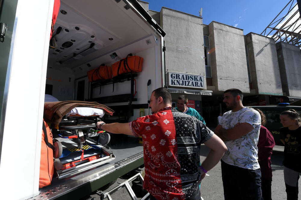 <p>Pored ministra odbrane govorio je i načelnik Generalštaba Vojske Crne Gore, brigadni general Zoran Lazarević, koji je poručio da je borba za slobodu bila obrazac trajanja i način života naših predaka, zbog čega smo danas slobodni, samostalni, sigurni, uvaženi i ponosni</p>