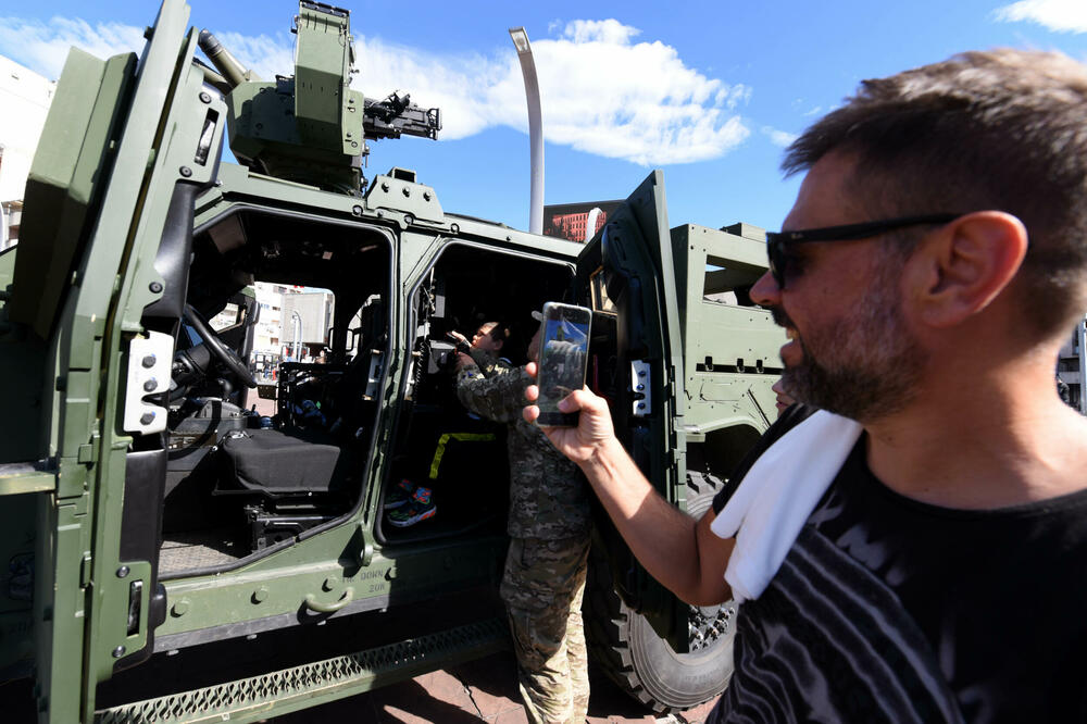 <p>Pored ministra odbrane govorio je i načelnik Generalštaba Vojske Crne Gore, brigadni general Zoran Lazarević, koji je poručio da je borba za slobodu bila obrazac trajanja i način života naših predaka, zbog čega smo danas slobodni, samostalni, sigurni, uvaženi i ponosni</p>