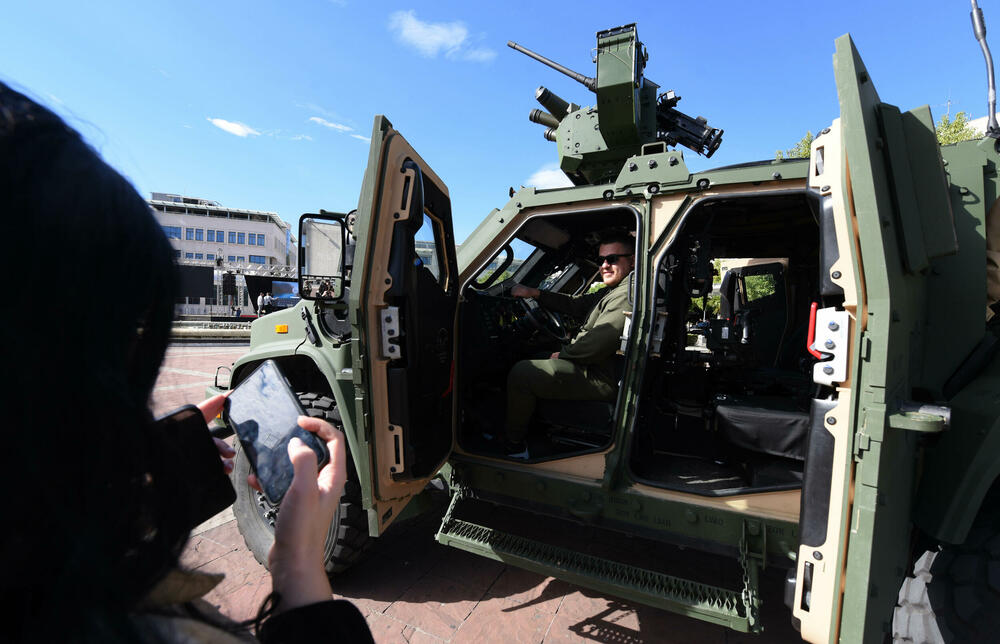 <p>Pored ministra odbrane govorio je i načelnik Generalštaba Vojske Crne Gore, brigadni general Zoran Lazarević, koji je poručio da je borba za slobodu bila obrazac trajanja i način života naših predaka, zbog čega smo danas slobodni, samostalni, sigurni, uvaženi i ponosni</p>