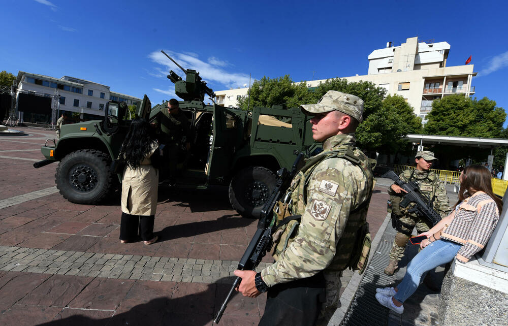 <p>Pored ministra odbrane govorio je i načelnik Generalštaba Vojske Crne Gore, brigadni general Zoran Lazarević, koji je poručio da je borba za slobodu bila obrazac trajanja i način života naših predaka, zbog čega smo danas slobodni, samostalni, sigurni, uvaženi i ponosni</p>