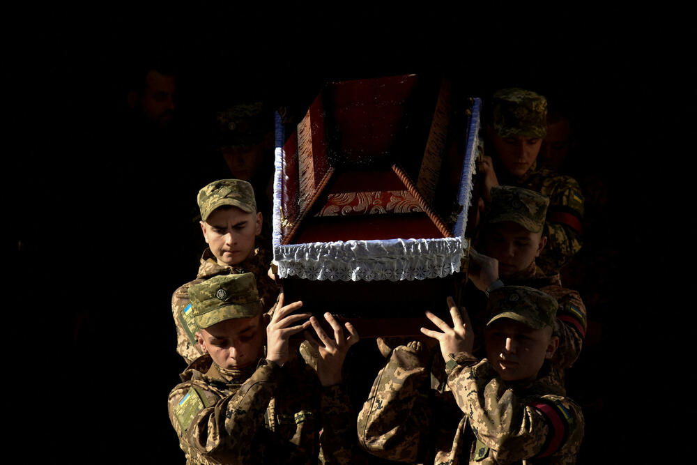 Sa sahrane trojice ukrajinskih vojnika juče u Lavovu
