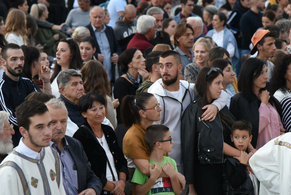 <p>Molebanu prisustvovali ministar zdravlja Dragoslav Šćekić, potpredsjednik Vlade i ministar poljoprivrede Vladimir Joković, direktor Fonda za zdravstveno osiguranje Vuk Kadić, bivši premijer Zdravko Krivokapić, bivši direktor ANB-a Dejan Vukšić...</p>