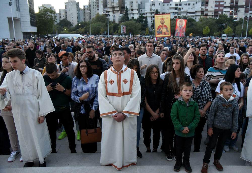 <p>Molebanu prisustvovali ministar zdravlja Dragoslav Šćekić, potpredsjednik Vlade i ministar poljoprivrede Vladimir Joković, direktor Fonda za zdravstveno osiguranje Vuk Kadić, bivši premijer Zdravko Krivokapić, bivši direktor ANB-a Dejan Vukšić...</p>