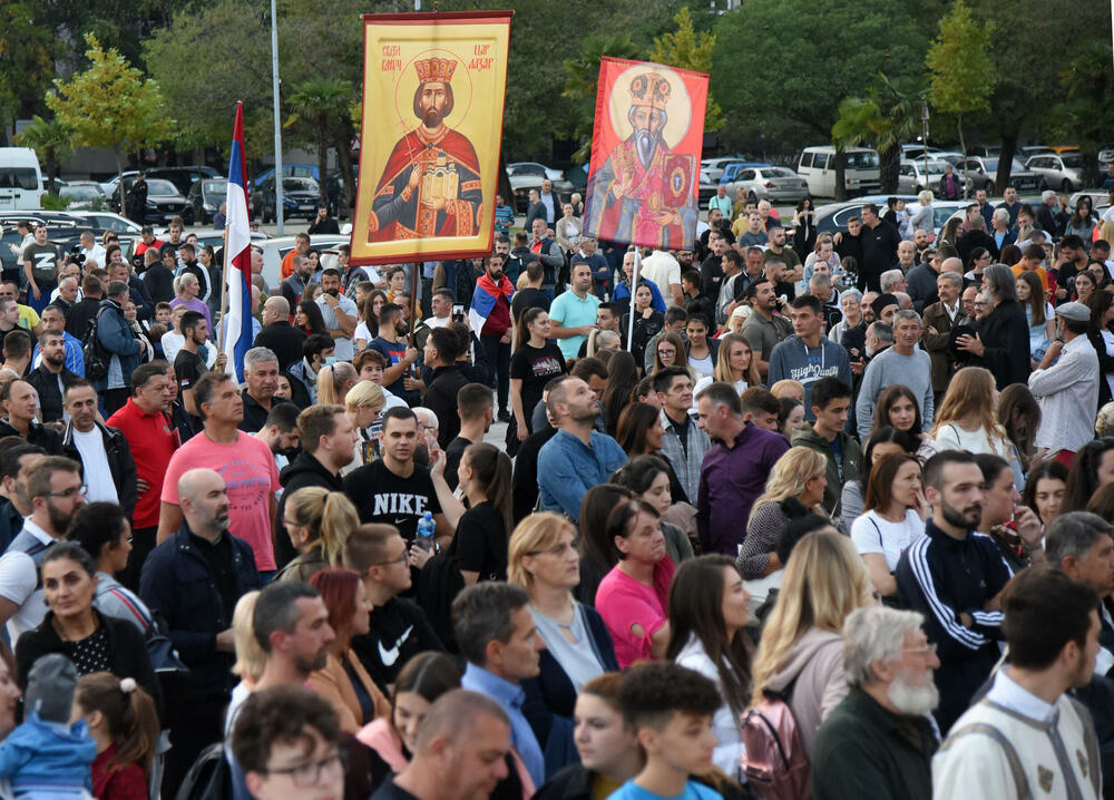 <p>Molebanu prisustvovali ministar zdravlja Dragoslav Šćekić, potpredsjednik Vlade i ministar poljoprivrede Vladimir Joković, direktor Fonda za zdravstveno osiguranje Vuk Kadić, bivši premijer Zdravko Krivokapić, bivši direktor ANB-a Dejan Vukšić...</p>