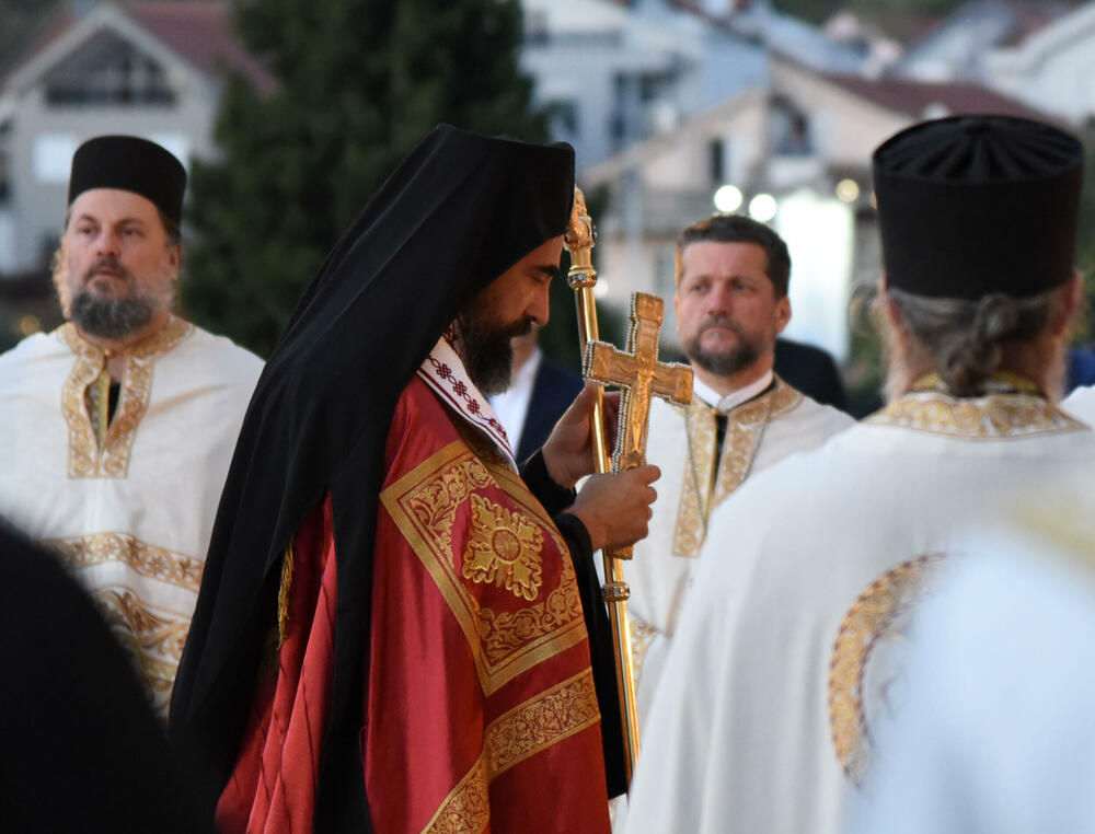 <p>Molebanu prisustvovali ministar zdravlja Dragoslav Šćekić, potpredsjednik Vlade i ministar poljoprivrede Vladimir Joković, direktor Fonda za zdravstveno osiguranje Vuk Kadić, bivši premijer Zdravko Krivokapić, bivši direktor ANB-a Dejan Vukšić...</p>