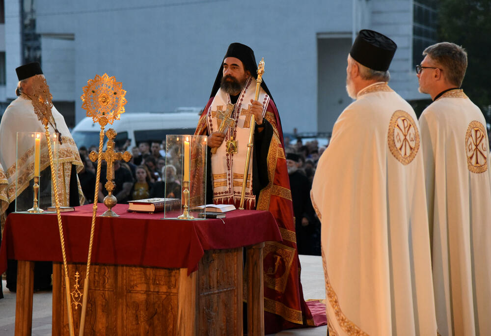<p>Molebanu prisustvovali ministar zdravlja Dragoslav Šćekić, potpredsjednik Vlade i ministar poljoprivrede Vladimir Joković, direktor Fonda za zdravstveno osiguranje Vuk Kadić, bivši premijer Zdravko Krivokapić, bivši direktor ANB-a Dejan Vukšić...</p>