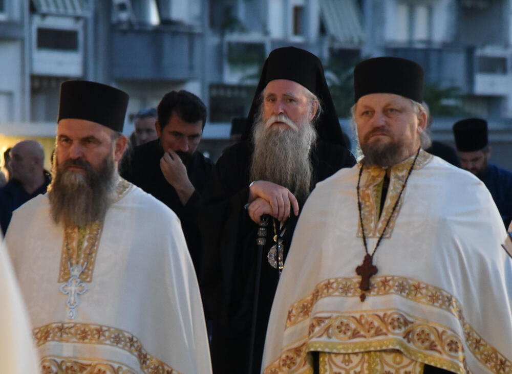 <p>Molebanu prisustvovali ministar zdravlja Dragoslav Šćekić, potpredsjednik Vlade i ministar poljoprivrede Vladimir Joković, direktor Fonda za zdravstveno osiguranje Vuk Kadić, bivši premijer Zdravko Krivokapić, bivši direktor ANB-a Dejan Vukšić...</p>