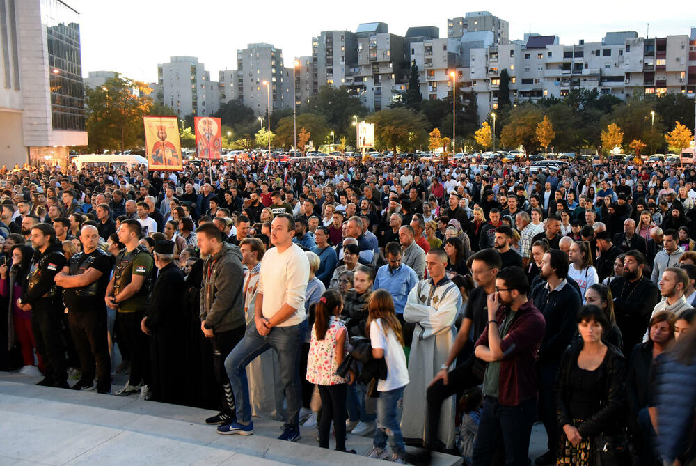 <p>Molebanu prisustvovali ministar zdravlja Dragoslav Šćekić, potpredsjednik Vlade i ministar poljoprivrede Vladimir Joković, direktor Fonda za zdravstveno osiguranje Vuk Kadić, bivši premijer Zdravko Krivokapić, bivši direktor ANB-a Dejan Vukšić...</p>