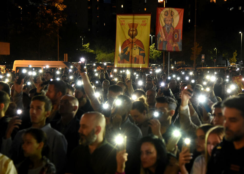 <p>Molebanu prisustvovali ministar zdravlja Dragoslav Šćekić, potpredsjednik Vlade i ministar poljoprivrede Vladimir Joković, direktor Fonda za zdravstveno osiguranje Vuk Kadić, bivši premijer Zdravko Krivokapić, bivši direktor ANB-a Dejan Vukšić...</p>