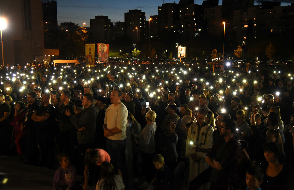 <p>Molebanu prisustvovali ministar zdravlja Dragoslav Šćekić, potpredsjednik Vlade i ministar poljoprivrede Vladimir Joković, direktor Fonda za zdravstveno osiguranje Vuk Kadić, bivši premijer Zdravko Krivokapić, bivši direktor ANB-a Dejan Vukšić...</p>