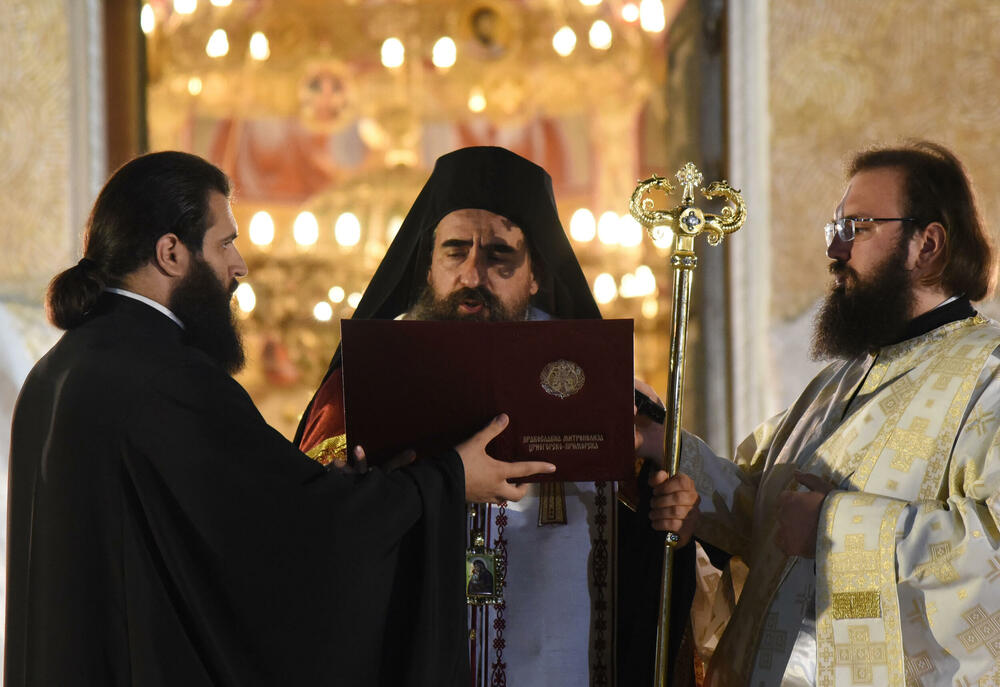 <p>Molebanu prisustvovali ministar zdravlja Dragoslav Šćekić, potpredsjednik Vlade i ministar poljoprivrede Vladimir Joković, direktor Fonda za zdravstveno osiguranje Vuk Kadić, bivši premijer Zdravko Krivokapić, bivši direktor ANB-a Dejan Vukšić...</p>