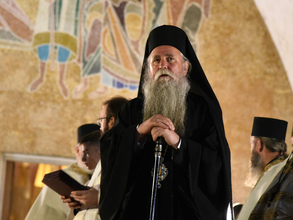 <p>Molebanu prisustvovali ministar zdravlja Dragoslav Šćekić, potpredsjednik Vlade i ministar poljoprivrede Vladimir Joković, direktor Fonda za zdravstveno osiguranje Vuk Kadić, bivši premijer Zdravko Krivokapić, bivši direktor ANB-a Dejan Vukšić...</p>