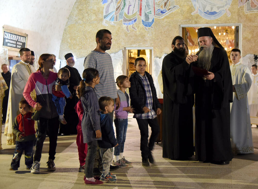 <p>Molebanu prisustvovali ministar zdravlja Dragoslav Šćekić, potpredsjednik Vlade i ministar poljoprivrede Vladimir Joković, direktor Fonda za zdravstveno osiguranje Vuk Kadić, bivši premijer Zdravko Krivokapić, bivši direktor ANB-a Dejan Vukšić...</p>