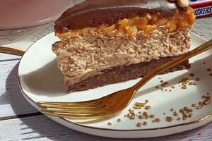 Snikers torta: Vrhunska kombinacija karamele, čokolade i kikirikija
