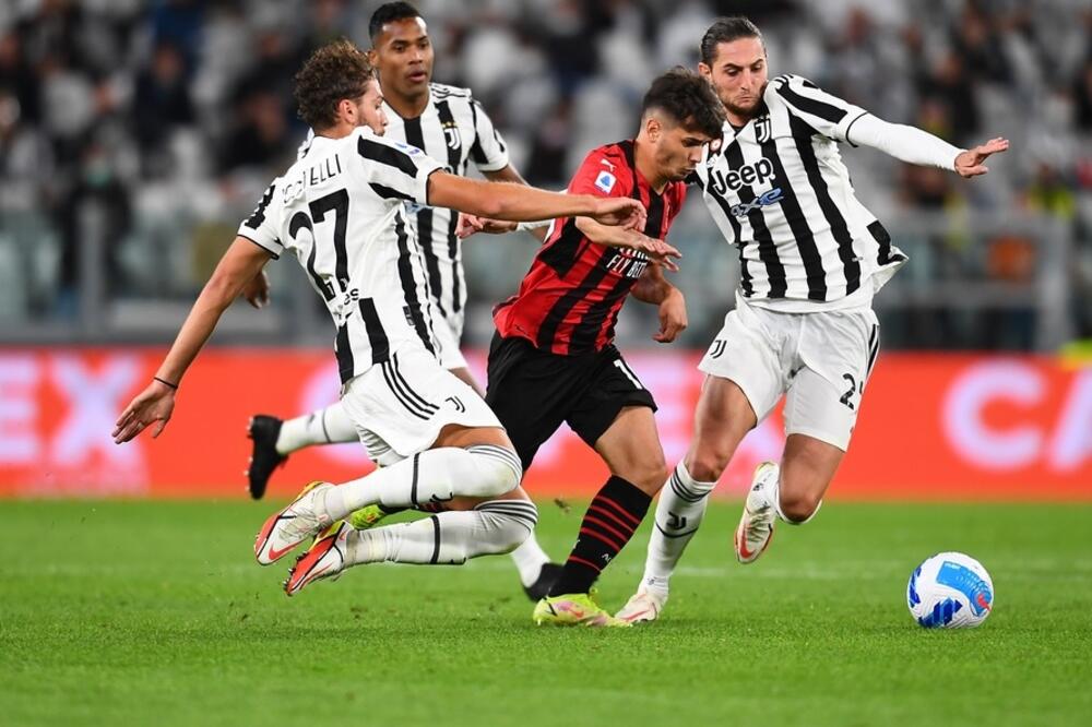 Rabio, Lokateli i Sandro u duelu sa Diasom, Foto: AC Milan