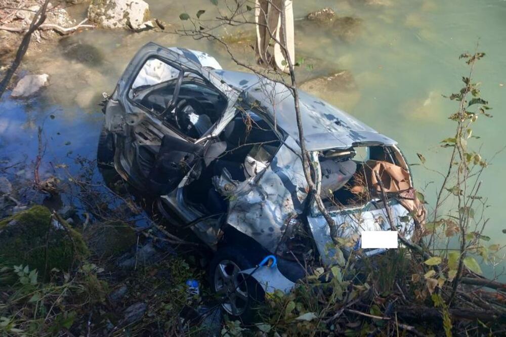 Izvlačenje vozila nakon nesreće, Foto: SZS Mojkovac