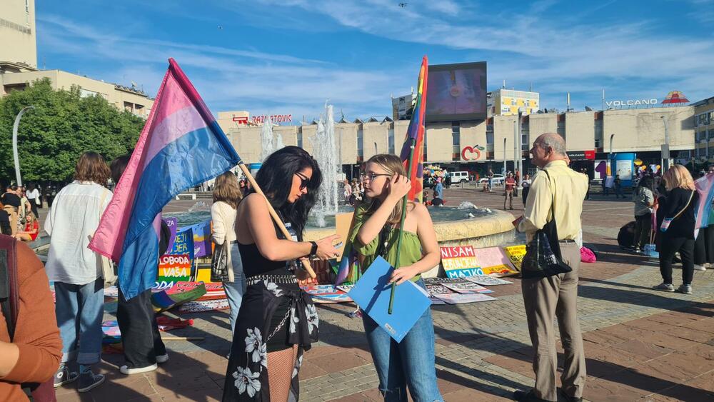 <p>Deseta Parada ponosa u Podgorici prošla bez ikakvih incidenata, donosiocima odluka poručeno da neće više moći da dolaze da se slikaju, a da ne rješavaju probleme LGBT zajednice</p>