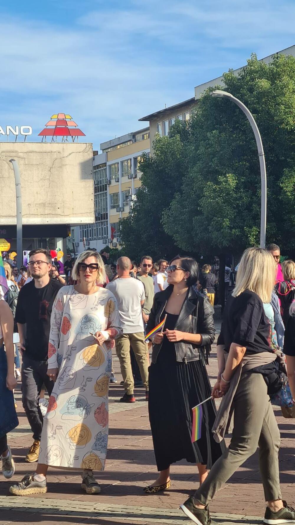 <p>Povorka prošetala od Trga nezavisnosti preko Ulice slobode, bulevarom Svetog Petra Cetinjskog, a nakon toga Bokeškom, ulicama Marka Miljanova, Novaka Miloševa, nazad do gradskog trga</p>