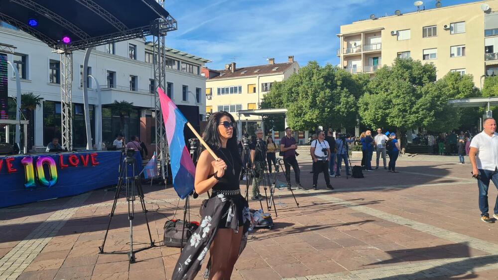 <p>Deseta Parada ponosa u Podgorici prošla bez ikakvih incidenata, donosiocima odluka poručeno da neće više moći da dolaze da se slikaju, a da ne rješavaju probleme LGBT zajednice</p>