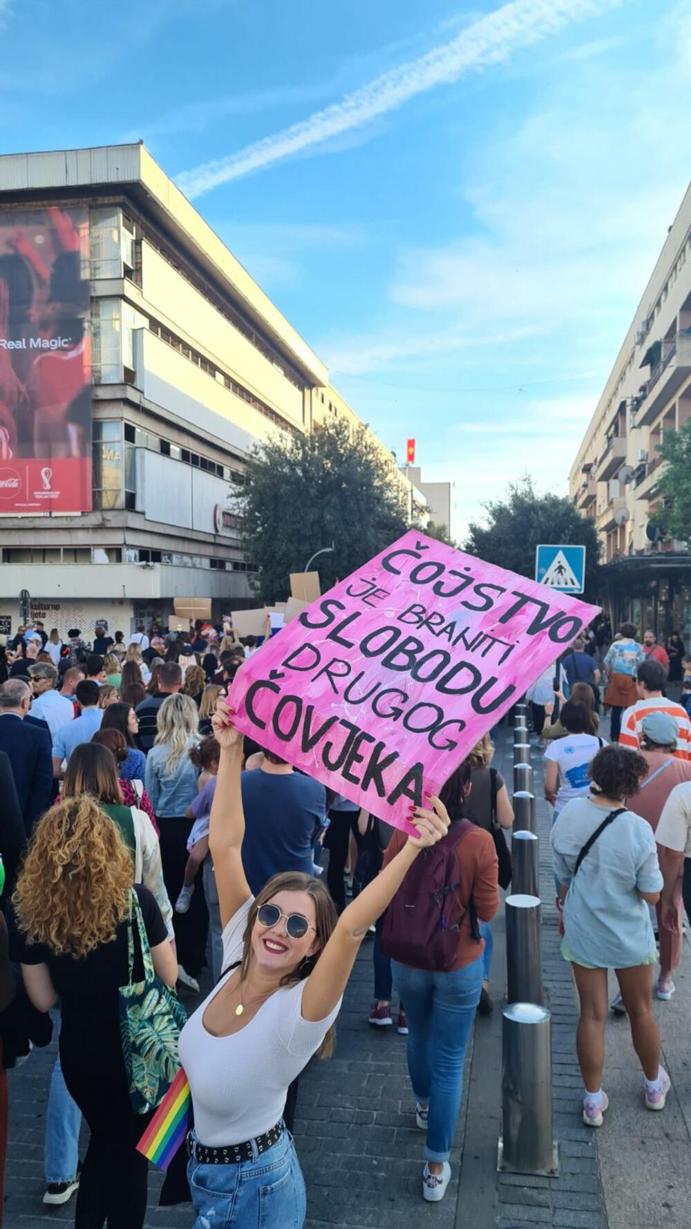 <p>Deseta Parada ponosa u Podgorici prošla bez ikakvih incidenata, donosiocima odluka poručeno da neće više moći da dolaze da se slikaju, a da ne rješavaju probleme LGBT zajednice</p>