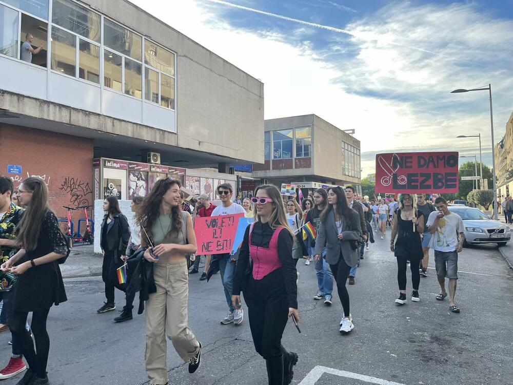 <p>Povorka prošetala od Trga nezavisnosti preko Ulice slobode, bulevarom Svetog Petra Cetinjskog, a nakon toga Bokeškom, ulicama Marka Miljanova, Novaka Miloševa, nazad do gradskog trga</p>