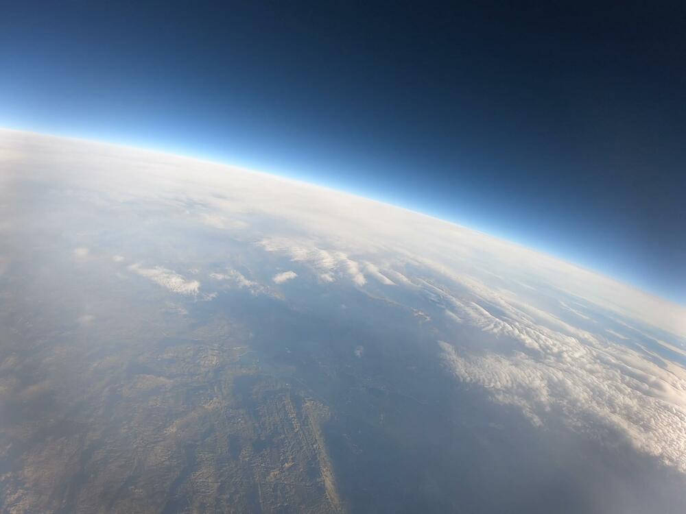 <p>Satelit su lansirali članovi organizacije Montenegro Space Research - Nina Drakulić, Nikola Perović i Filip Jovićević</p>