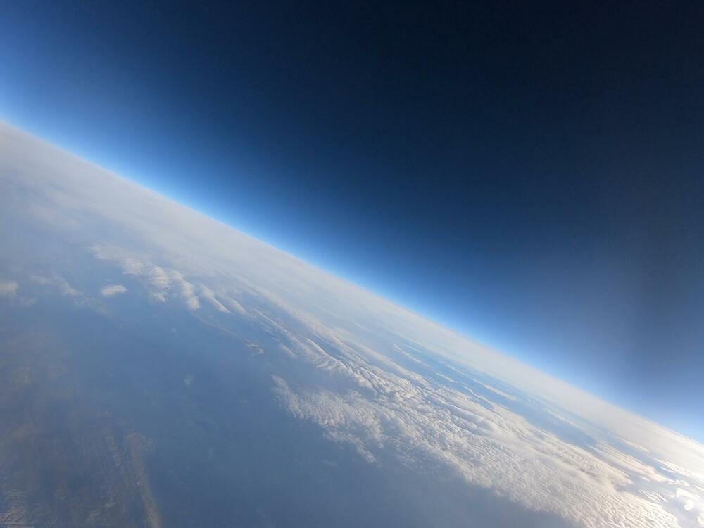 <p>Satelit su lansirali članovi organizacije Montenegro Space Research - Nina Drakulić, Nikola Perović i Filip Jovićević</p>