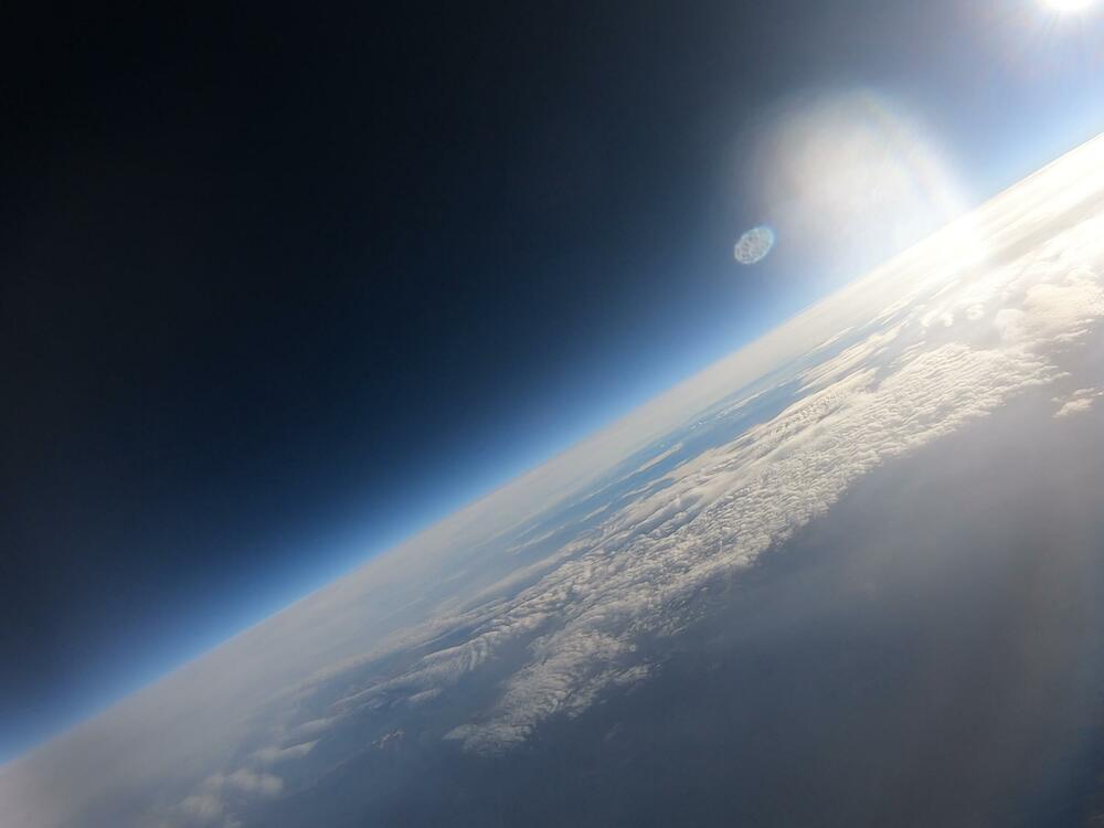 <p>Satelit su lansirali članovi organizacije Montenegro Space Research - Nina Drakulić, Nikola Perović i Filip Jovićević</p>