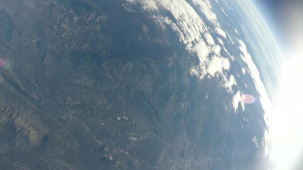 <p>Satelit su lansirali članovi organizacije Montenegro Space Research - Nina Drakulić, Nikola Perović i Filip Jovićević</p>