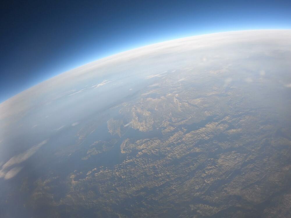 <p>Satelit su lansirali članovi organizacije Montenegro Space Research - Nina Drakulić, Nikola Perović i Filip Jovićević</p>